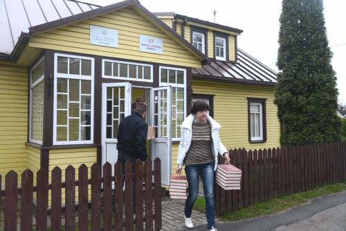 Iš Pasaulio anykštėnų bendrijos taip vadinamų Avižienių namų knygos iškeliauja į biblioteką. Autoriaus nuotr.