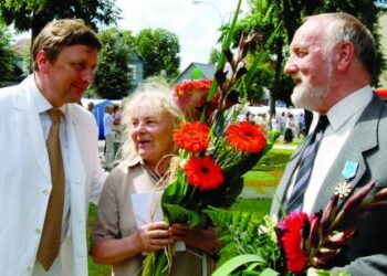 Anykščių krašto šviesuoliai Milda Telksnytė ir Vygandas Račkaitis jau susilaukė proanūkių, tačiau jie gyvena toli...				Jono JUNEVIČIAUS nuotr.