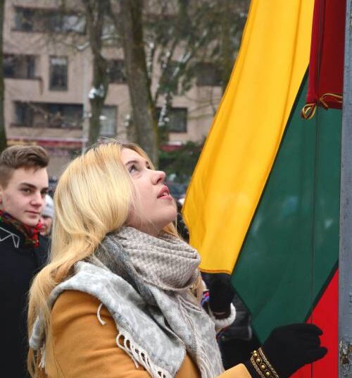 Valstybės vėliavą prie paminklo Laisvei pakėlė „Mažojo žygdarbio“ laureatė Vincenta Augustinavičiūtė. Autoriaus nuotr.