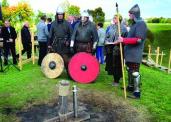 Dalis pilies statybos darbų jau padaryta. Pavyzdžiui - įkasta statybos darbų pradžios kapsulė.