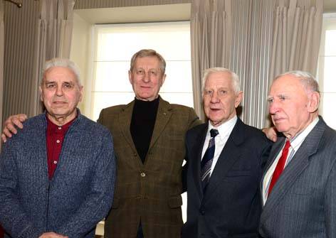 Šį penktadienį „Nykščio namuose“ susitiko keturi anykštėnai, buvę Lietuvos „Nemuno“ sporto draugijos 1966 metų čempionai, iš kairės, Algirdas Čepelė, Algimantas Bagdonavičius, Romualdas Katkevičius ir Algimantas Baronas. Autoriaus nuotr.