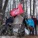 Prie paminklinio akmens, lietuvių šaulių kautynėms su sovietų kariuomene 1944 m. liepos mėnesį atminti.