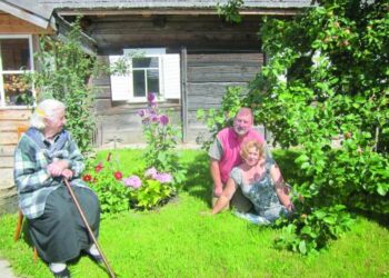 Gera būdavo signatarui Jonui Šimėnui grįžti į gimtąją sodybą Papiliuose, kur laukdavo prieš penkerius metus Anapilin išėjusi motina Stasė Šimėnienė.