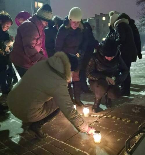 Sekmadienio vakarą prie Anykščių rajono savivaldybės administracijos mokytojai degė žvakes.