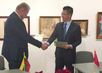 Bendradarbiavimo memorandumą pasirašę Anykščių rajono meras Kęstutis Tubis ir Kinijos Pengžou miesto meras Wang Fengjun draugiškai vienas kitam spaudė rankas.