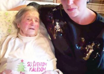 92-ejų Aldona Matuliauskienė gyvena dukros šeimoje, yra nuolat lankoma Anykščių rajono socialinių paslaugų centro darbuotojų. Močiutė ypatingai laukia kiekvieno ją aplankančio žmogaus – už dėmesį senolė dažnai atsidėkoja dainomis...