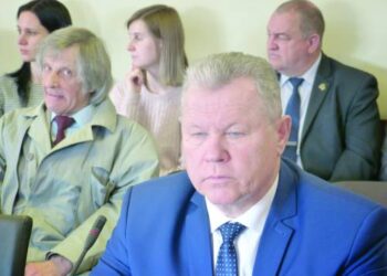 Buvęs Anykščių rajono meras Kęstutis Tubis kaltinamas, jog iš verslininkų reikalavo paramos savo visuomeniniam rinkimų komitetui. Dabar K. Tubis - Rajono tarybos opozicijos lyderis.