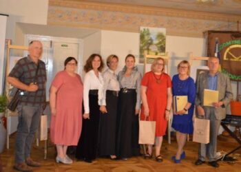 Prisiminimui bendroje nuotraukoje įsiamžino konferencijos organizatoriai, pranešėjai ir literatūrinės - muzikinės kompozicijos atlikėjos ( iš kairės į dešinę) svėdasiškis muziejininkas Raimondas Guobis, Kupiškio etnografijos muziejaus direktorė Violeta Aleknienė, aktorė ir režisierė Virginija Kochanskytė, muzikantė Edita Zizaitė, dainininkė Giedrė Zeicaitė, mokslininkė lituanistė Rūta Kazlauskaitė, Adomynės bendruomenės pirmininkė Virginija Pakalniškienė ir Svėdasų krašto (Vaižganto) muziejaus muziejininkas, asociacijos Vaižgantiečių klubas „Pragiedrulys“ pirmininkas Vytautas Bagdonas.Aldonos Bagdonienės nuotrauka.