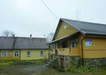 Padegtas namelis, kuriame įsikūręs Raguvėlės vaikų dienos centras, yra Suomijos fondo turtas. Dienos centrą lanko per dvidešimt vaikų.