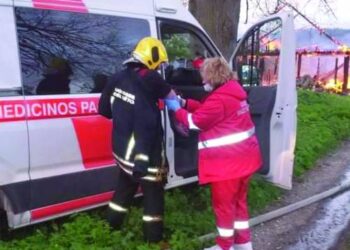 Rankas nudegusiam ugniagesiui gelbėtojui medikai pirminę pagalbą suteikė gaisro vietoje.