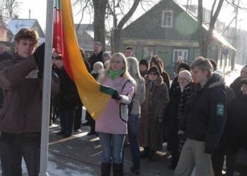 Valstybinę vėliavą šiemet pakėlė jaunimo premijos „Už nuopelnus Anykščių kraštui“ laureatai.