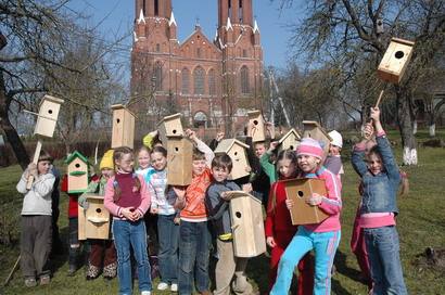 A. Vienuolio gimnazijos pirmokėliai sugrįžtantiems paukščiams padarė 15 inkilėlių.