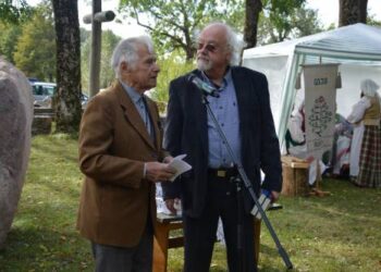 Rokiškėnas ūkininkas Vytautas Šlikas (kairėje) su anykštėnu rašytoju Rimantu Vanagu  per „Vaižgantines“,  teikdami naminės duonos kepalus, tapdavo darniu duetu.