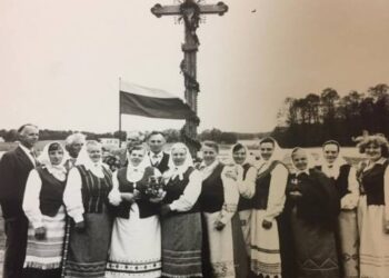 Rubikiečiai pasipuošę tautiniais drabužiais kryžiaus šventinimo metu 1990 m.