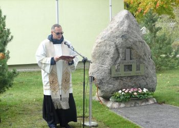 Paminklinį akmenį skirtą Viešintų vardo paminėjimo 760-osioms ir Viešintų miestelio įkūrimo 430-osioms  sukaktims įamžinti pašventino Viešintų parapijos klebonas Mindaugas Šakinis.