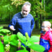 Buvęs Anykščių rajono meras Sigutis Obelevičius yra ne tik botanikas, politikas, biologijos mokytojas ekspertas, keturių vaikų tėtis ir keturių anūkų senelis. Traupio botanikos sode jis su anūku Mykolu.