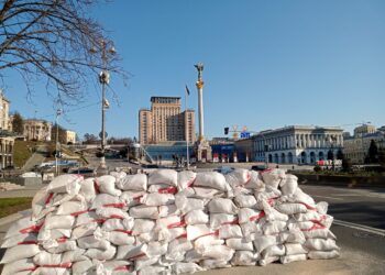 „Ši nuotrauka kainavo grasinimą panaudoti ginklą, o taikomo į tave ir užtaisomo šautuvo vaizdas nėra pats maloniausias. Iš tolėliau viską stebejęs kariškis pagalvojo, kad ant žemės, mano padėtame fotoaparato dėkle palieku bombą, ir pribegęs pasielgė taip, kaip kino filmuose. Liepė labai lėtai ir ramiai paduoti dokumentus ir lėtai praskleisti paliktą dėklą visą laiką laikydamas į mane nutaikytą ginklą. Vėliau atsiprašė, ir pagyrė Lietuvą už pagalbą“,- sako Eldoradas Butrimas.