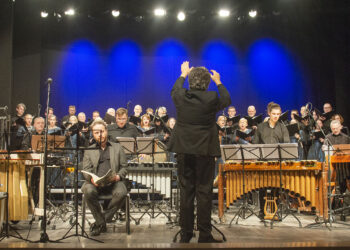 Atlikėjai su instrumentais vos tilpo erdvioje Anykščių kultūros centro scenoje.