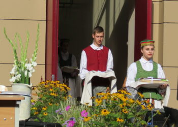 Anykščiuose gyva tradicija abiturientams atestatus įteikti vilkint tautiniais drabužiais.