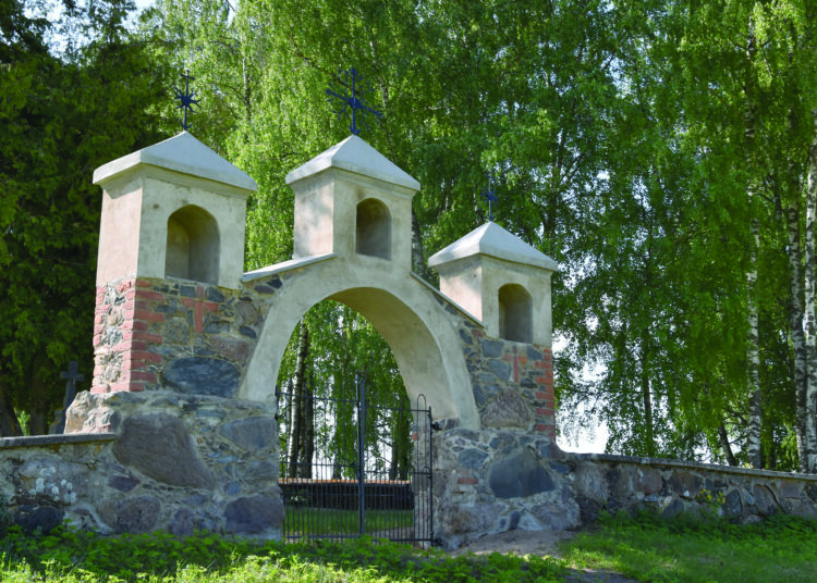 Kunigiškių I kaimo kapinių vartai taip atrodo dabar.