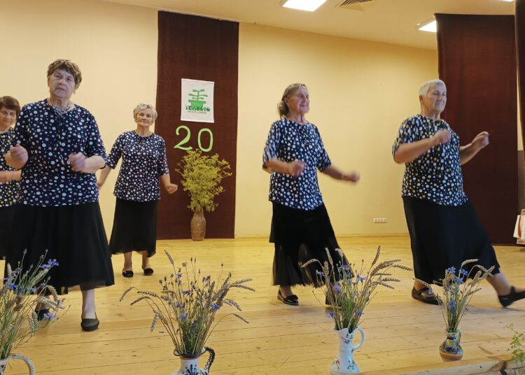 Linijinių šokių kolektyvas „Pavakarys“ (vadovė Janina Savickienė) svečiams dovanojo pasirodymą.