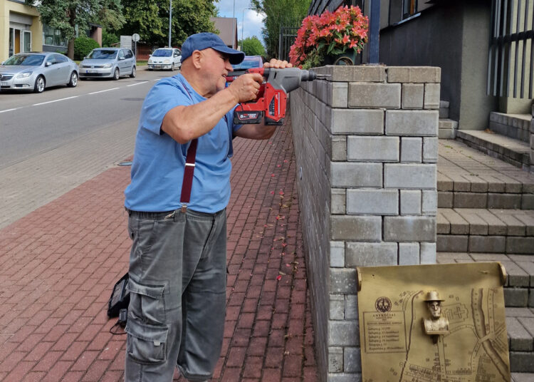 Buvusių Anykščių sinagogų kvartale profesorius Romualdas Inčirauskas pats prisuko skulptūrinę - reljefinę kompoziciją „Atminimo ženklas buvusioms sinagogoms“.