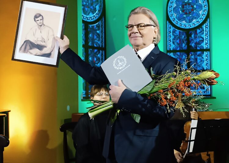 Dvyliktoji Antano Baranausko literatūrinė premija skirta mokslininkui, pedagogui dr. prof. Skirmantui Valentui. Į šią premiją jis pretendavo ir pirmaisiais jos teikimo metais.