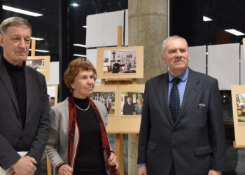 Fotografijos parodą apžiūrėjus. Iš kairės į dešinę: profesorius Arvydas Šaltenis, aktoriaus Ferdinando Jakšio žmona Marija Rožė Jakšienė ir vienas iš eksponuojamų nuotraukų autorių – žurnalistas Vytautas Bagdonas.