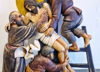 Restauruota savamokslio skulptoriaus Rimanto Idzelio Kryžiaus kelio stotis, kurioje vaizduojamas Išganytojo nukėlimas nuo kryžiaus.                        Kęstučio INDRIŪNO nuotr.