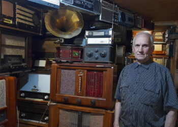 Kavarskietis Algimantas Simaška prie radijo imtuvų kolekcijos, sukauptos per du dešimtmečius.