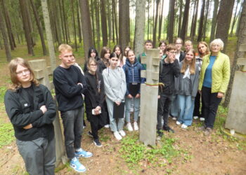 Radviliškio Lizdeikos gimnazijos moksleiviai bei mokytojos Šimonių girioje prie paminklo partizanei Bronei Šniuolytei-Idai.