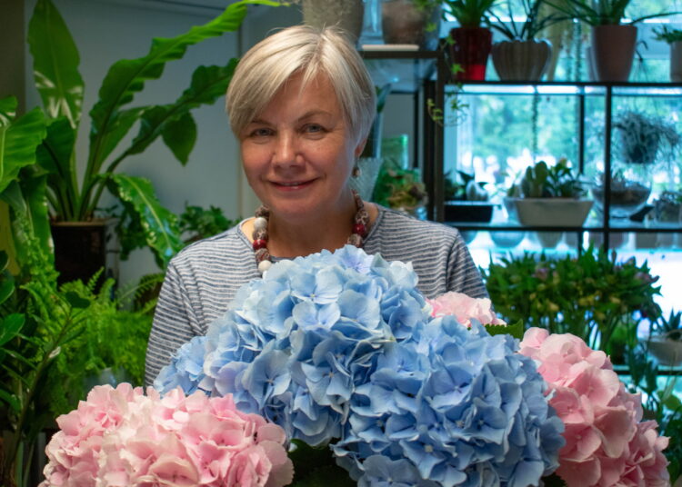 Floristė Eugenija Sudeikienė sako, kad kurti floristinius kilimus yra fiziškai sunkus ir daug žinių reikalaujantis darbas.