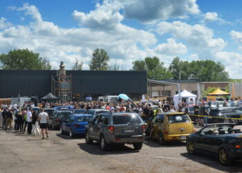 Sovietmečiu buvusios autotransporto įmonės teritorijoje – automobilistų šventė, sulaukusi dalyvių bene iš visos Lietuvos.