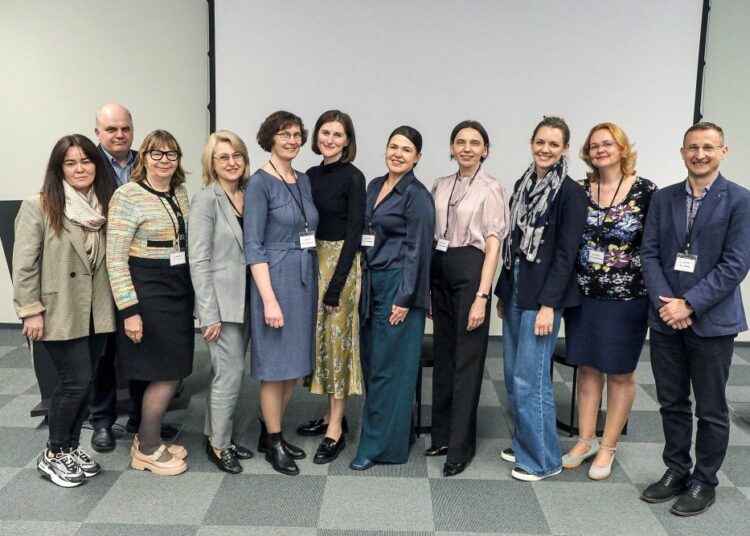 Konferencijos „Vėžio gydymo toksiškumas, jo valdymas ir gydymas“ lektoriai: (iš kai¬rės į dešinę) Dina Trainavičiūtė-Janavičienė (NVI), Vytautas Brasiūnas (NVI), Regina Nutautienė (LSMUL KK), Lina Daukantienė (NVI), Daiva Sendiulienė (NVI), Rūta Austėja Banienė (NVI), dr. Aista Plieskienė (KUL), doc. dr. Birutė Brasiūnienė (NVI), Vaida Gedvilaitė (NVI), Rita Steponavičienė (NVI), dr. Juras Kišonas (NVI).