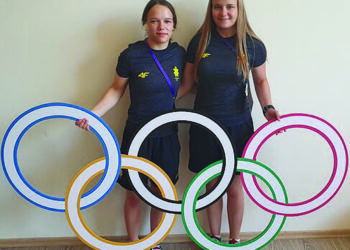 Būsimoji olimpietė Gabija (kairėje) ir  jos sesė Gabrielė Dilytės imtynių treniruotes pradėjo lankyti Kavarske. 								       Imtynės.lt nuotr.