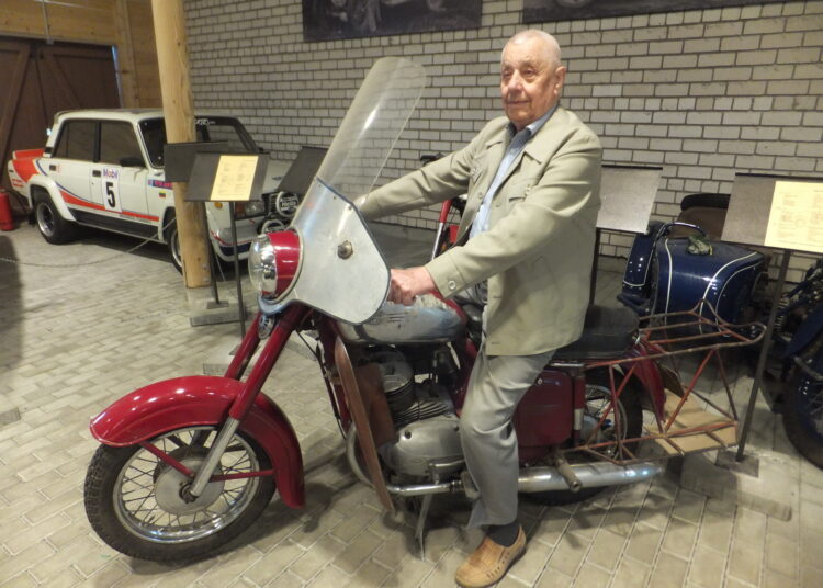 Antanas Čiukšys prie savo legendinio motociklo „JAWA“ šių metų vasarą.  Nuotr. Iš albumo