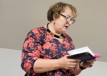 Glazge gyvenanti poetė, Lietuvos rašytojų sąjungos narė Rūta Mikulėnaitė-Jonuškienė anykštėnams pristatė poezijos rinkinį „Mėlynų naktų vieškeliai“, kurią išleido asociacija ,,Slinktys“.