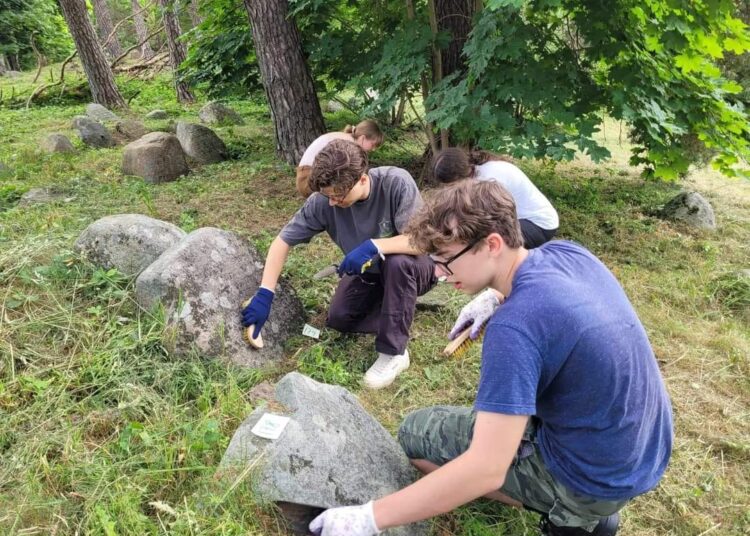 Anykščių Jono Biliūno gimnazijos dešimtokai, drauge su mokytojais Jūrate Musteikiene ir Joe Jocumi, prisijungė prie projekto Maceva ir padėjo nuvalyti žydų kapų antkapius.