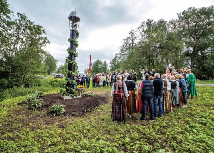 Iškilmėse dalyvavo daugiau nei septynios dešimtys butėniečių ir svečių. Vlado Ščiavinsko nuotr.