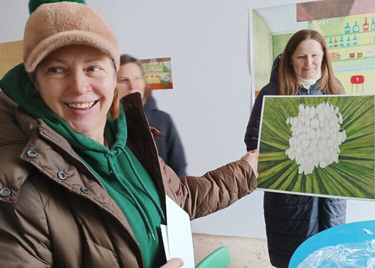 Menininkė Eglė Rakauskaitė Troškūnuose įsigijo senos parduotuvės pastatą, kuriame bus jos galerija. E. Rakauskaitės rankose - naujausias  Vlado Juodagalvio paveikslas.