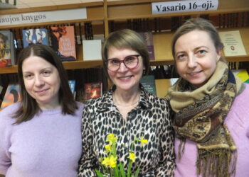 Poezijos šventėje Svėdasuose. Poetė Aušra Uldukienė (centre) su bibliotekininkėmis Daiva Oškeliūniene ir Vita Ražanskiene.