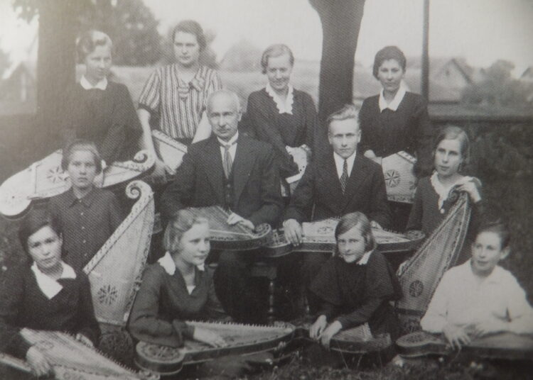 Svėdasų pavasarininkų kanklininkų orkestras maždaug 1938 metais. Centre sėdi vargonininkas Patras Vinkšnelis (kairėje) ir kanklių meistras Juozas Lašas.